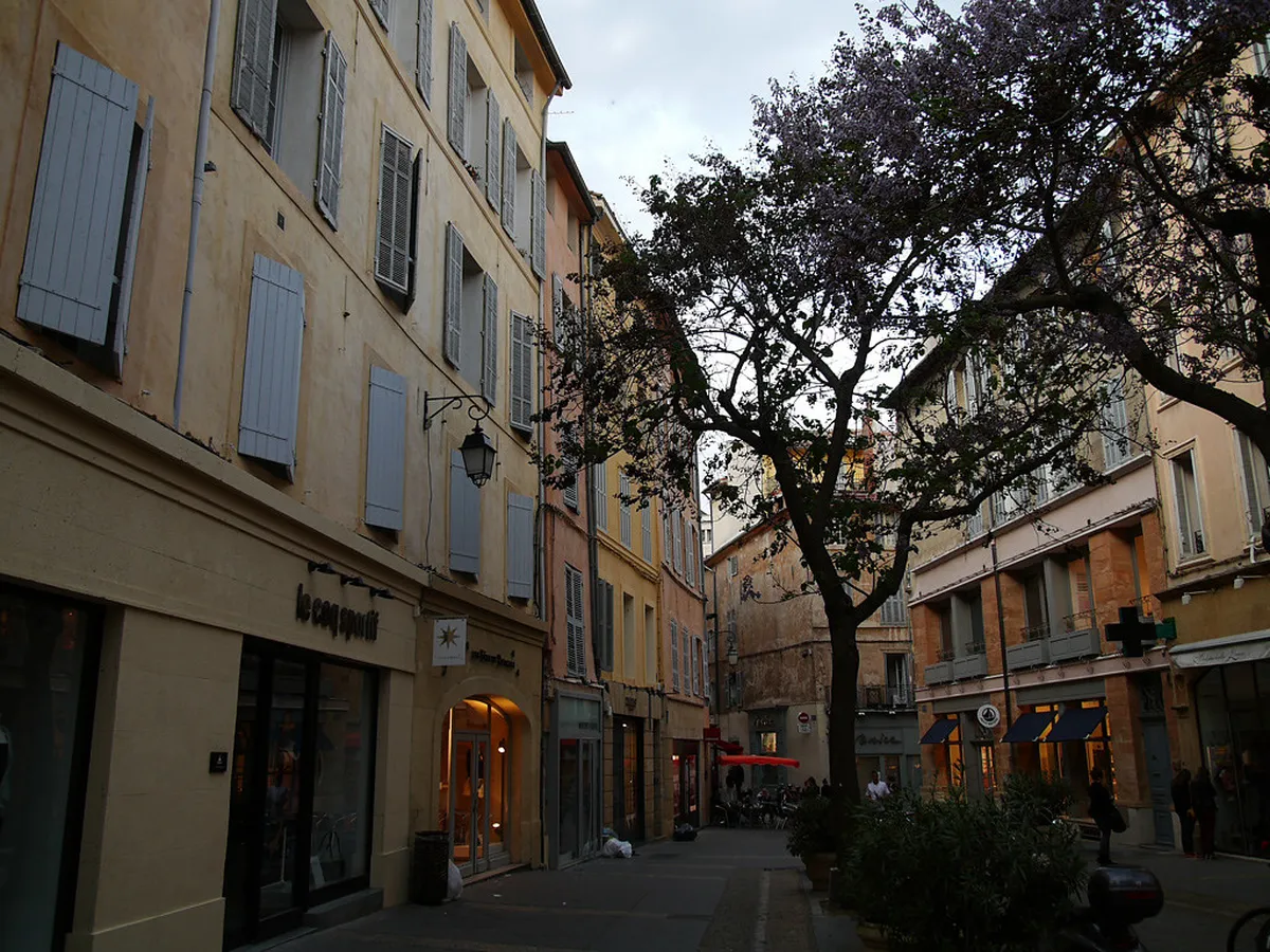 Explore Street Art and Architecture in Aix-en-Provence