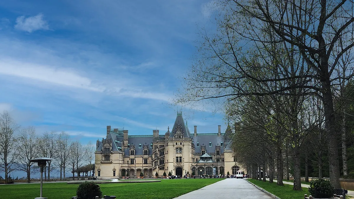 Blois Walking Tour: River Bridges & Architecture 2025